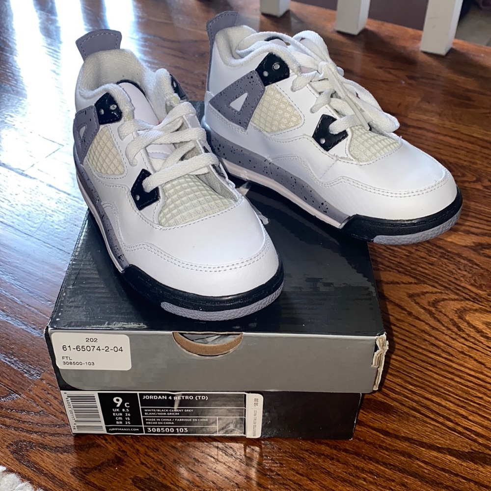 NEW 🧡 Jordan Retro 4 / child size 9